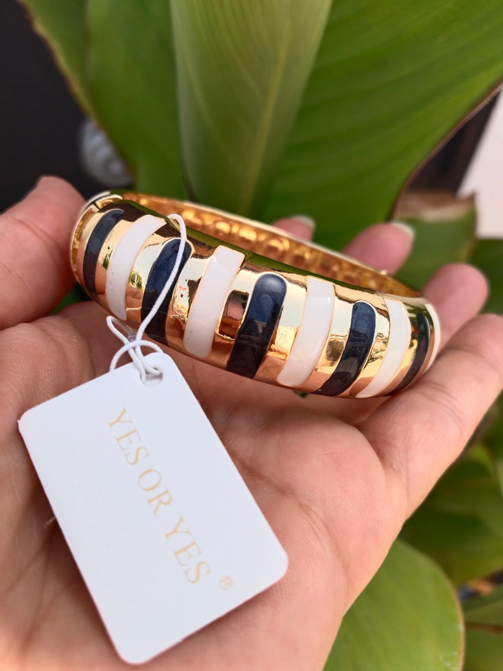 Pulsera dorada esmaltada en negro y blanco 